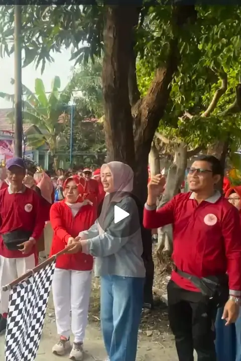Warga berkegiatan bersama di bawah pepohonan