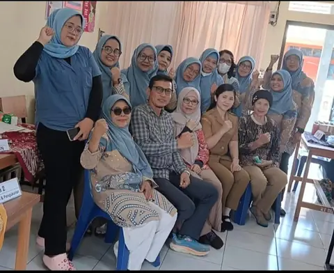 Ibu-ibu warga berkumpul dan berfoto bersama