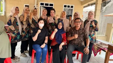 Warga berfoto bersama saat pertemuan