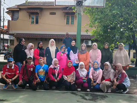 Warga berkumpul bersama di lingkungan permukiman