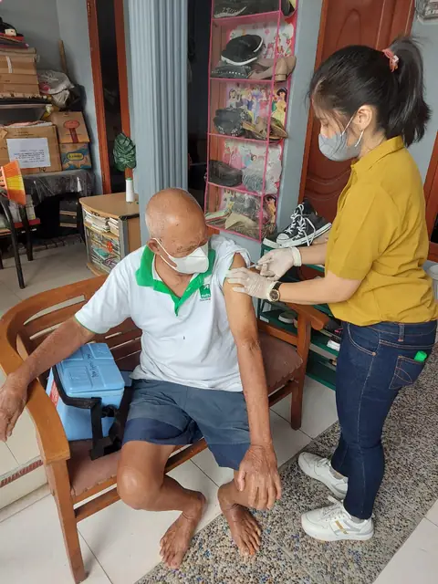 Seorang lansia mendapatkan pemeriksaan kesehatan di rumah