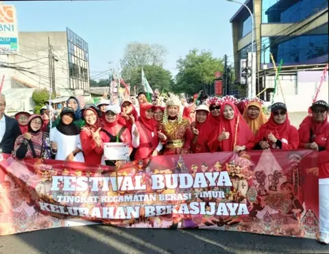 Warga berkumpul di acara festival budaya dengan pakaian merah dan putih