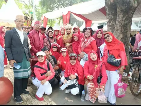 Warga berpakaian merah berfoto di luar ruangan