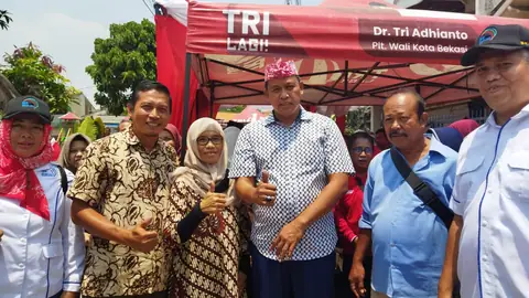 Peserta kegiatan masyarakat berfoto bersama