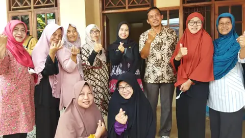 Warga berfoto bersama di depan rumah